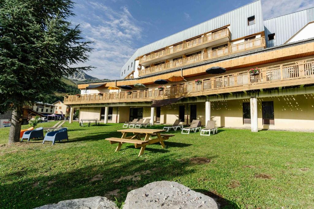 Saint-Francois-Longchamp Hotel | Village Vacances ATC Routes du Monde 3 Etoiles Saint-François-Longchamp