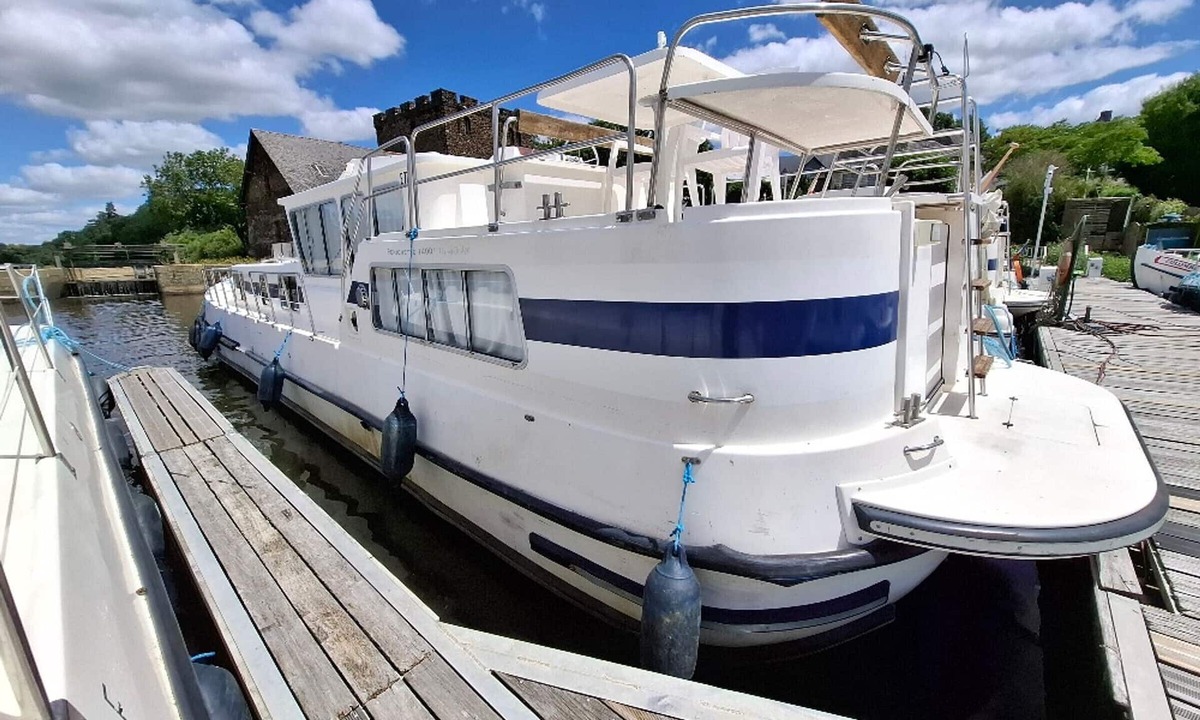 Chenille-Change Boat Rental | Vintage stay on a barge in Chenillé-Champteussé, 8-10 people, large outdoor space