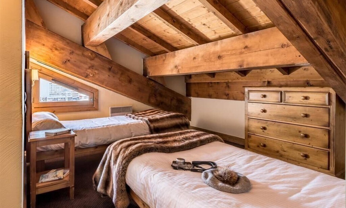 Les Almes Apartment | Wifi, 200m from resort center, balcony, fireplace or stove, tv, ski locker, 70m², Tignes