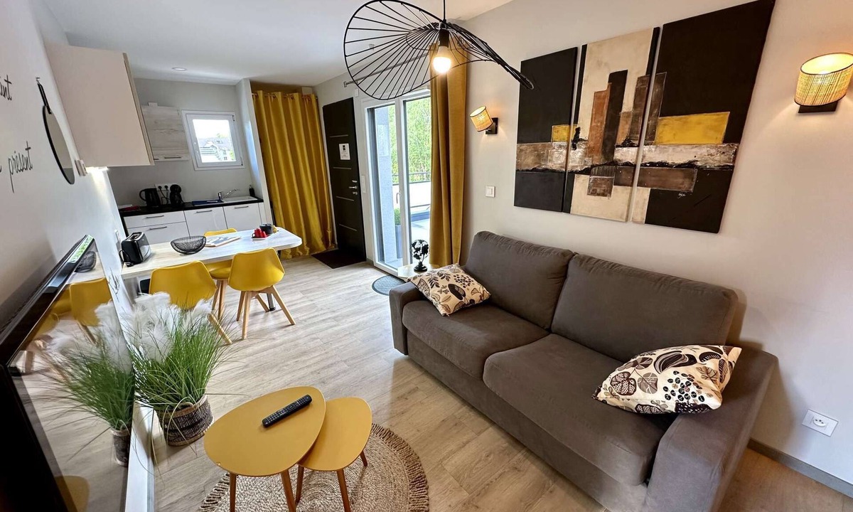 Drumettaz-Clarafond Apartment | Yellow Cab - Air-conditioned 3* apartment with terrace and mountain views