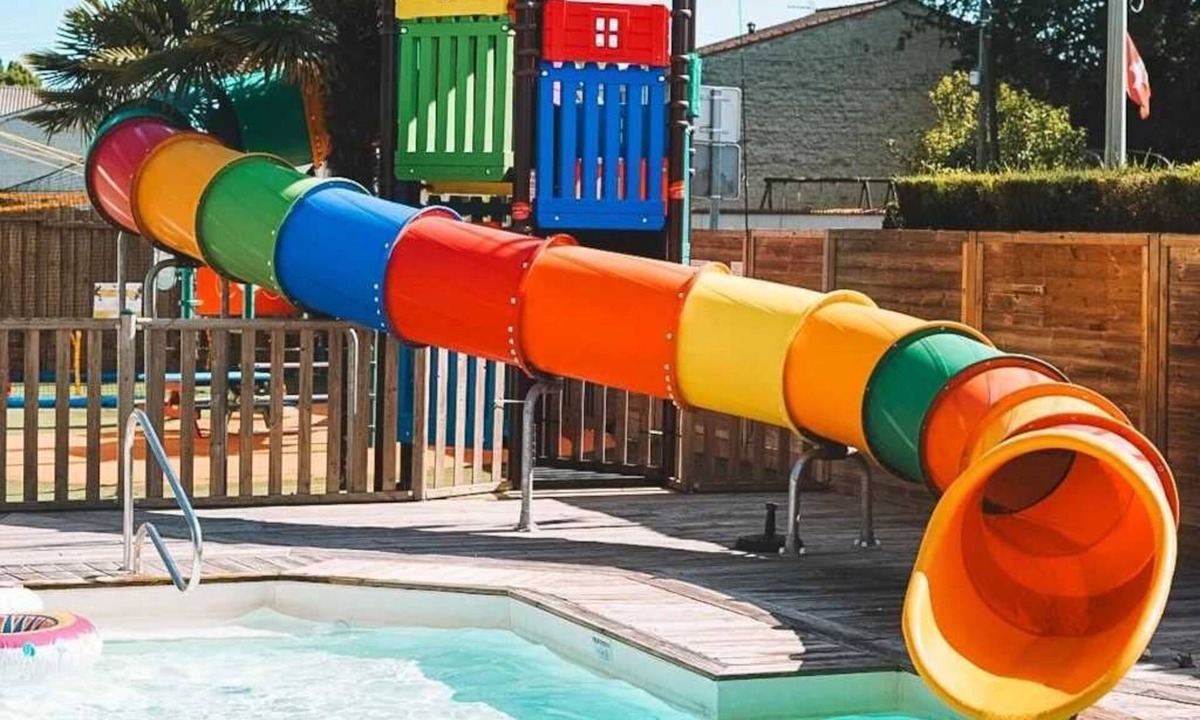 Surgeres House | ZEcamping 3 étoiles piscine chauffée locatif TV 30m2