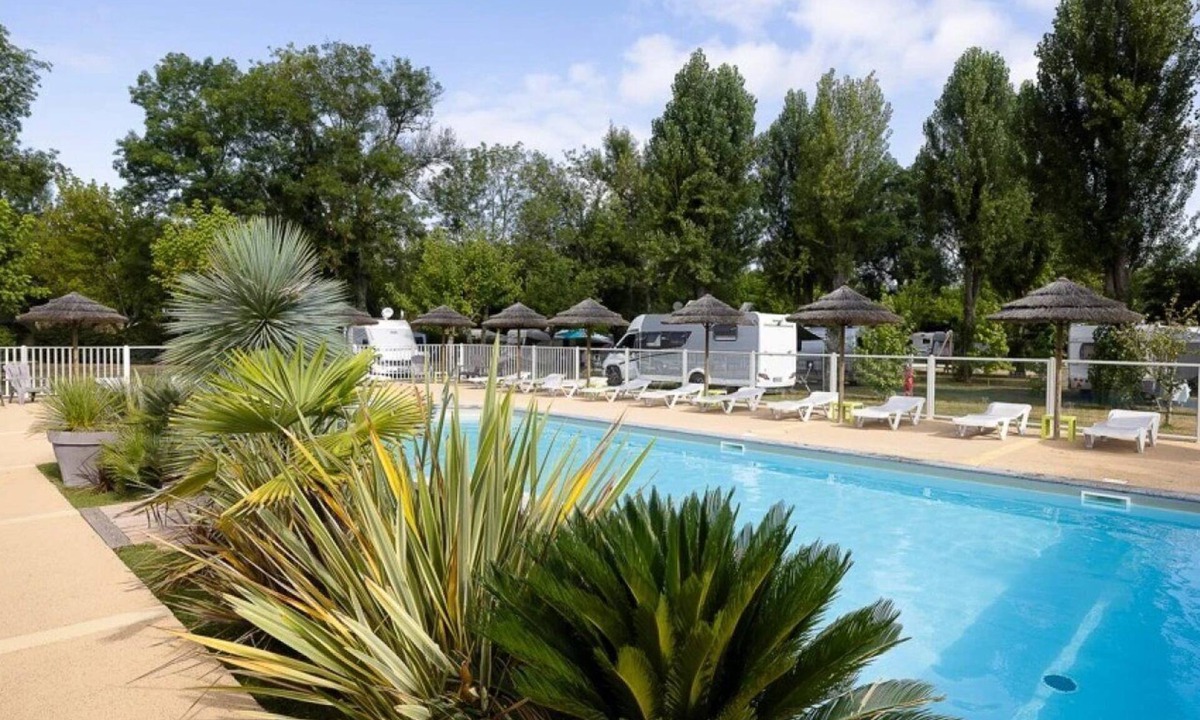 Montpon-Menesterol House | ZEcamping 3* familial piscine chauffée animaux acceptés locatif TV