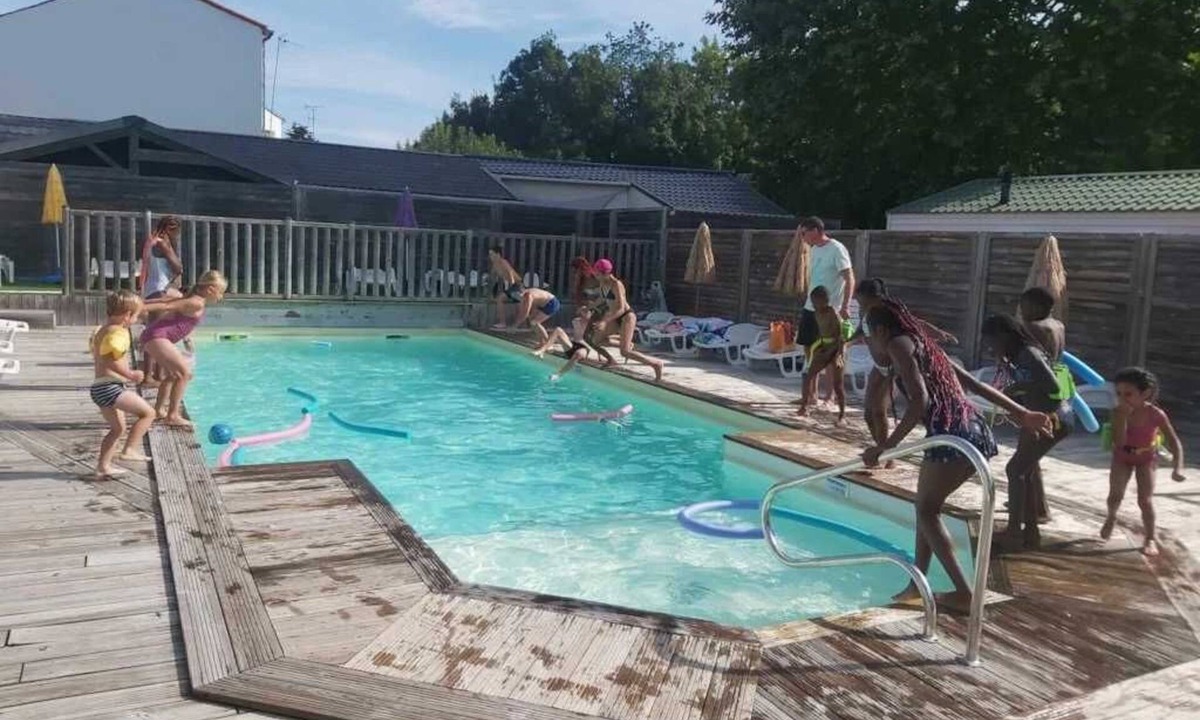 Surgeres House | ZEcamping 3* piscine chauffée toboggans chiens acceptés locatif TV