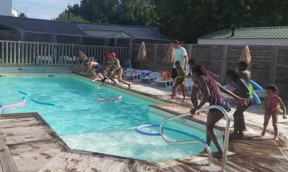 Surgeres House | ZEcamping 3* piscine chauffée toboggans locatif 16m2 4 pers