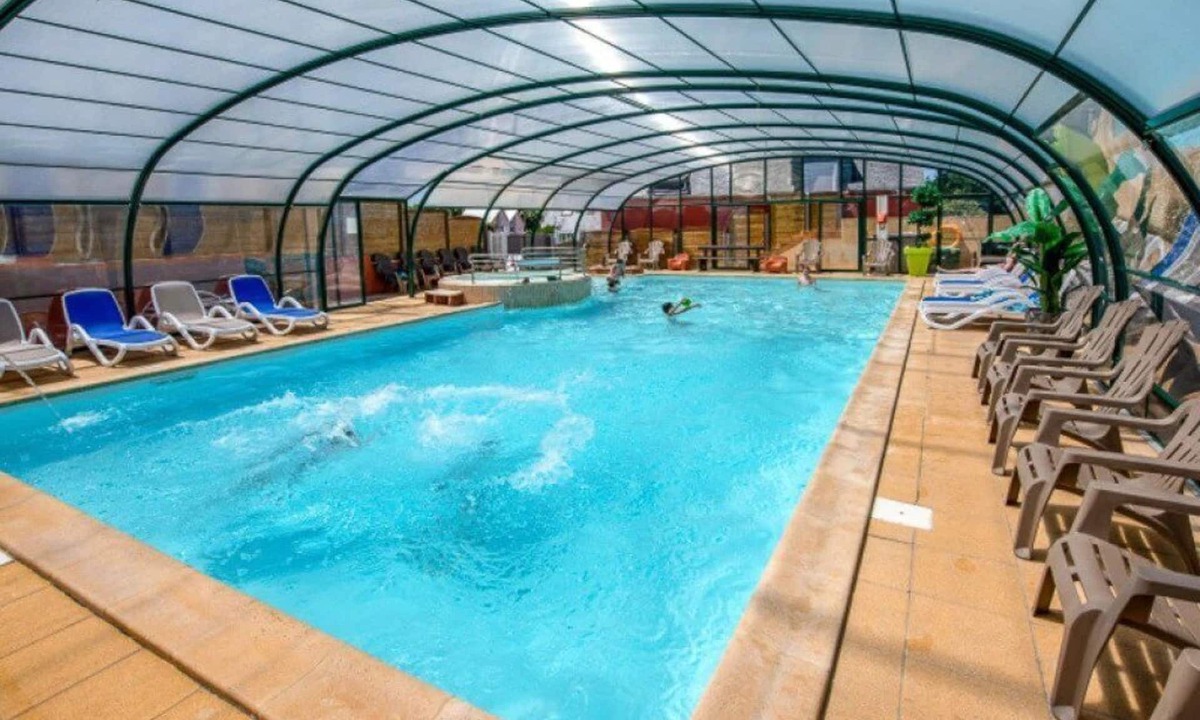 Plomodiern House | ZEcamping 4* 200m plage piscine couverte pet friendly tente TV LV 31m2