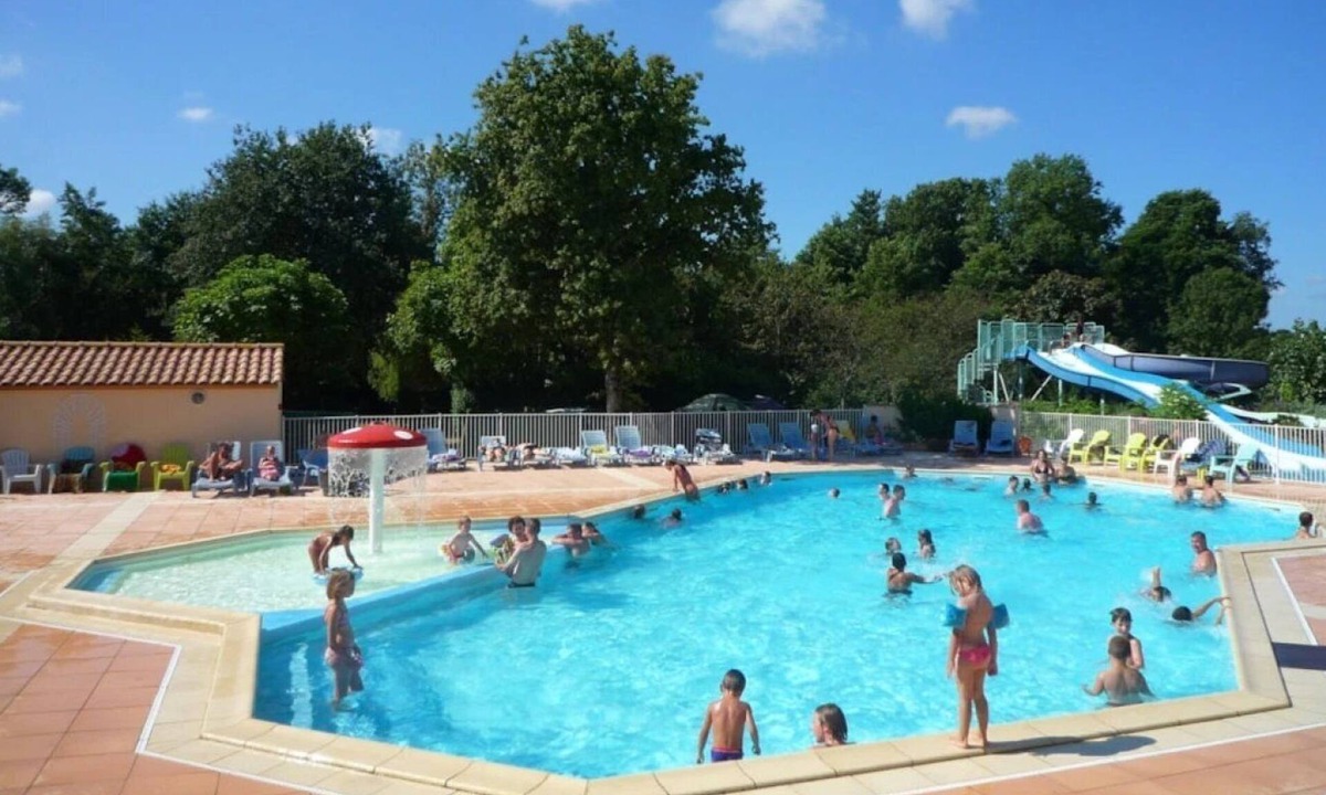 Challans House | ZEcamping 4* animé parc aquatique locatif TV BBQ 32m2 6 pers