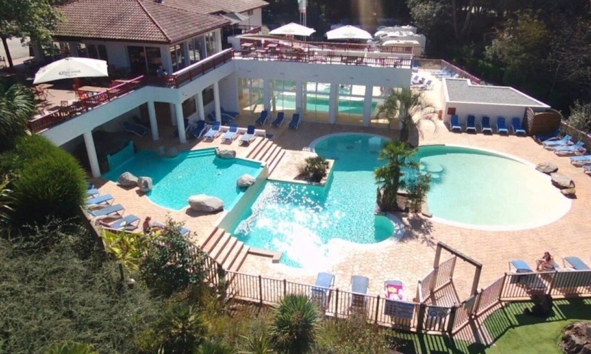 Espelette Ski Chalet | ZEcamping 4* animaux acceptés hammam sauna piscine et soirées animées