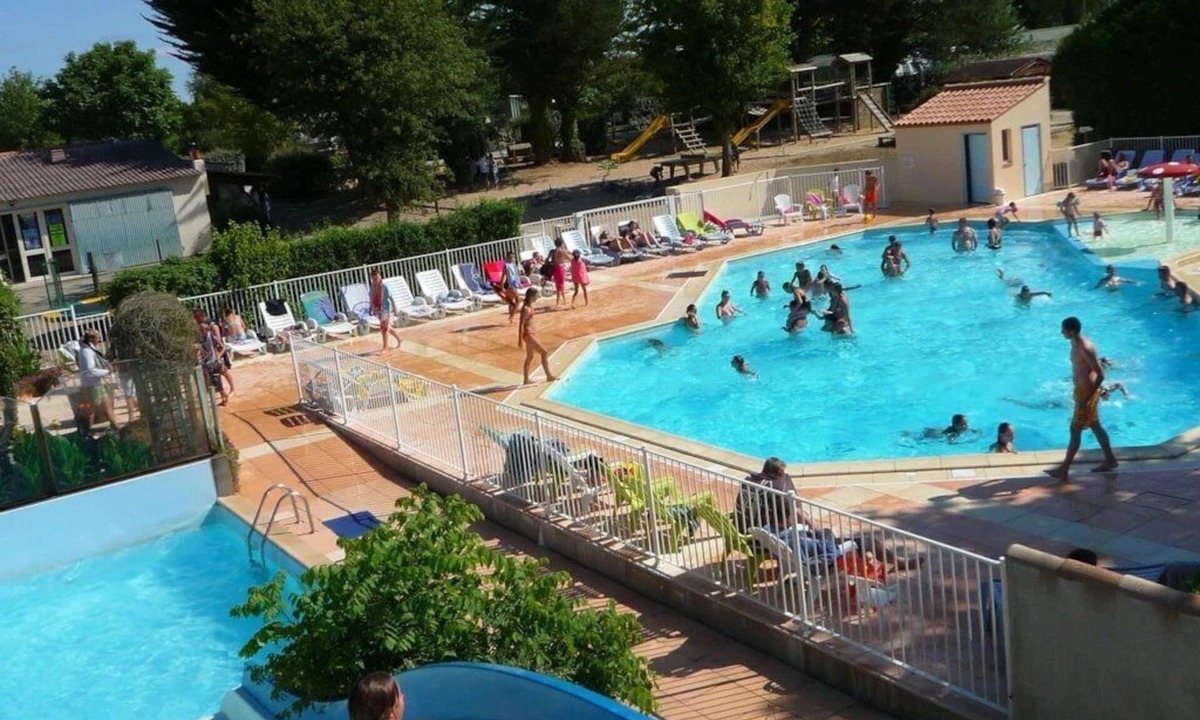 Challans House | ZEcamping 4* familial espace aquatique dog friendly locatif TV BBQ