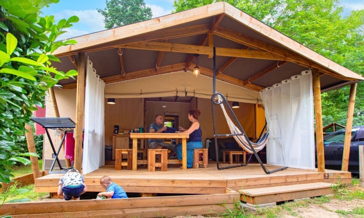 Saumur Cabin | ZEcamping 4* familial piscine couverte locatif TV BBQ 35m2