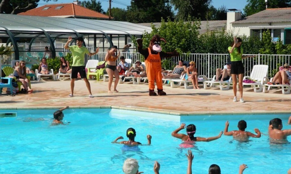 Challans House | ZEcamping 4* parc aquatique animations locatif TV BBQ 30m2 4 pers