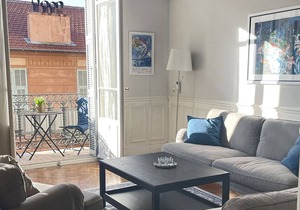 08. A beautiful and roomy bourgeoise apartment in Nice with top location