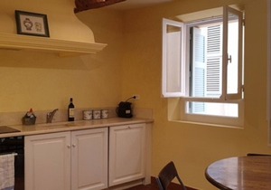 Beautiful 2 room apartment with beams overlooking St Tropez old port, parking.