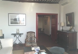 Beautiful 2 room apartment with beams overlooking St Tropez old port, parking.