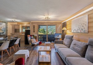 Bright ski-in duplex with pool access and parking
