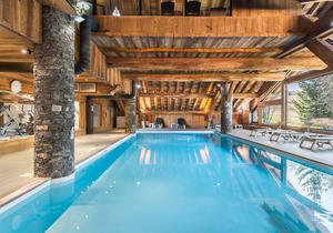 Bright ski-in duplex with pool access and parking