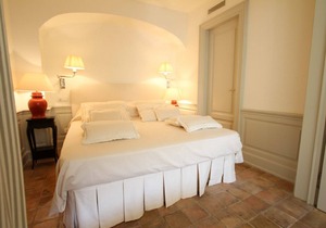 ELEGANT APARTMENT IN THE HEART OF THE OLD TROPEZ VILLAGE