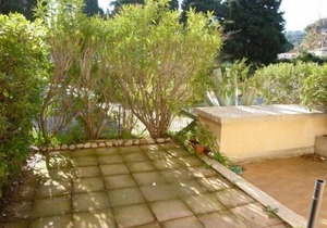Groundfloor apartment with southfacing terrace near the shops and beach