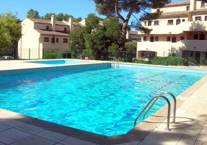 Quiet, cozy duplex for 5 air-conditioned by the sea, Wifi, swimming pool, park