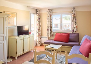 This beautiful apartment is located on the 2nd floor of a secured complex and offers its guests a go