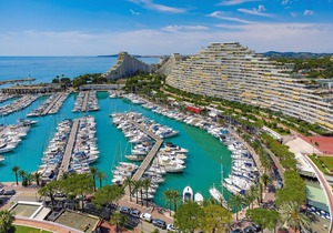 Unusual marina, luxury Côte d'Azur tourist complex, panoramic sea view