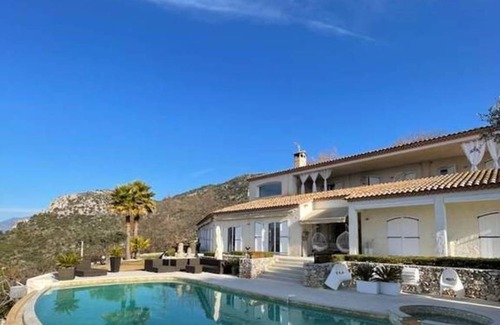 Aspremont House | 220 m² House ∙ 3 bedrooms ∙ 8 guests