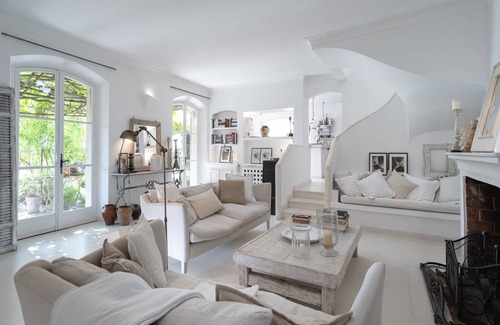 Tourrettes-sur-Loup Villa | 350 m² Villa ∙ 5 bedrooms ∙ 10 guests