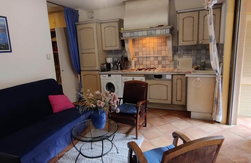 La Croix des Gardes Apartment | Cannes T2 charming, private garden garage, air conditioning, internet wooded environment.