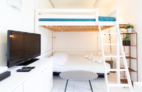 Antibes Old Town Apartment | Chez Dominique - Studio 2-4pers centre Antibes Fourmilliere 1er