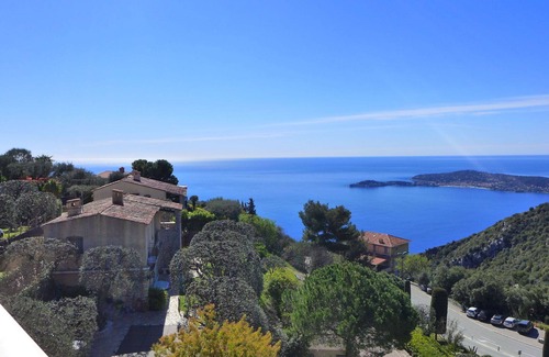 Eze Apartment | Cosy apartment for 5 guests with WIFI, A/C, pool, TV and terrace