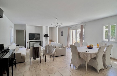 Valbonne Villa | Provençal Villa short walk to Valbonne Village Fully A/Cond sleep 10