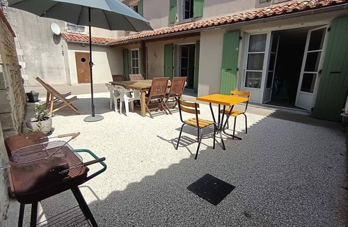 Nieul-sur-l'Autise House | Ô coeur de l'Autise - 8 people - air-conditioned ground floor - quiet - rated 3 stars