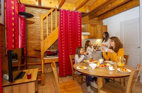 Saint-Francois-Longchamp Apartment | 100m from shops, swimming pool, sauna, balcony, tv, ski locker, 25-27m², Saint-François Longchamp