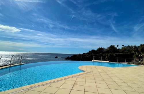 Le Trayas Apartment | 14353 APPARTEMENT 2 PIÈCES DANS UNE TRÈS BELLE RÉSIDENCE LES PIEDS DANS L'EAU AVEC PISCINE ET TENNIS