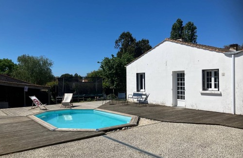 St Benoist-sur-Mer House | 15 minutes from the beach, village house with garden and swimming pool