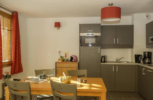 Saint-Colomban-des-Villards Apartment | 150m from resort center, swimming pool, sauna, tv, 40m², Saint Colomban des Villards