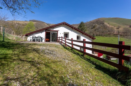 Esterencuby House | 150 m² Ground-Floor Apartment with Mountain View, Private Terrace & Wi-Fi
