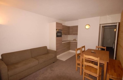 Eaux-Bonnes Apartment | 150m from resort center, 8th floor, view ski slopes, balcony, tv, 30m², Gourette