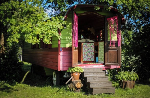 Lansac House | 1946 "Pacouli" caravan in a wooded meadow