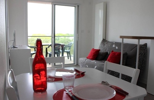 La Rochelle Apartment | 2-Bedroom Apt with Balcony La Rochelle