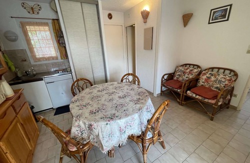Les Sablettes Apartment | 2 bedrooms in the heart of the seaside resort, sandy beach