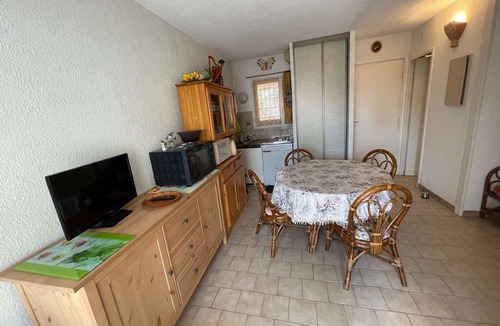 Les Sablettes Apartment | 2 bedrooms in the heart of the seaside resort, sandy beach