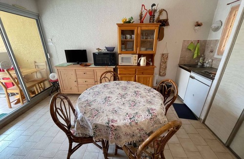 Les Sablettes Apartment | 2 bedrooms in the heart of the seaside resort, sandy beach