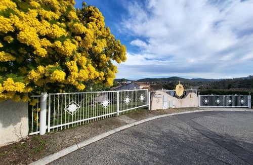Les Esterets du Lac House | 2 Gites ,15mn de Cannes, Fréjus, St Raphael, Villa la Soleiade ,clim, piscine, parking, wifi, au Lac de Saint-Cassien VAR