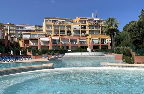Theoule-sur-Mer Apartment | 2-room apartment in building with sea view and pools in Théoule-sur-Mer