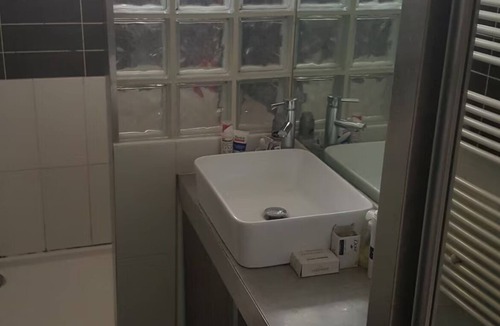 Eysines Bed & Breakfast | 200 meters from the streetcar stop, room with shared bathroom, quiet!
