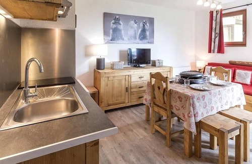 Les Bruyeres Apartment | 200m from resort center, 1st floor, balcony, tv, ski locker, 30m², Les Menuires