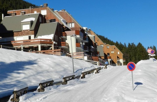 Le Pleynet Apartment | 200m from resort center, view valley/ski slopes, balcony, parking, ski locker, 18m², Les 7 Laux