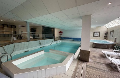 Eaux-Bonnes Apartment | 20m from resort center, 3rd floor, view ski slopes, fitness, swimming pool, sauna, tv, ski locker