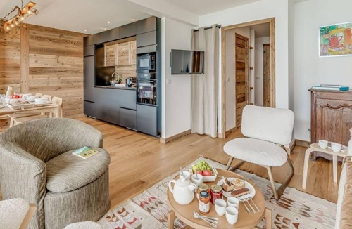 Tignes le Lac Apartment | 20m from resort center, 5th floor, view lake, balcony, tv, ski locker, 64m², Tignes
