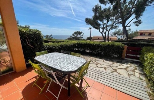Saint-Mandrier-sur-Mer Apartment | 3 bedrooms, WiFi, swimming pools, tennis court